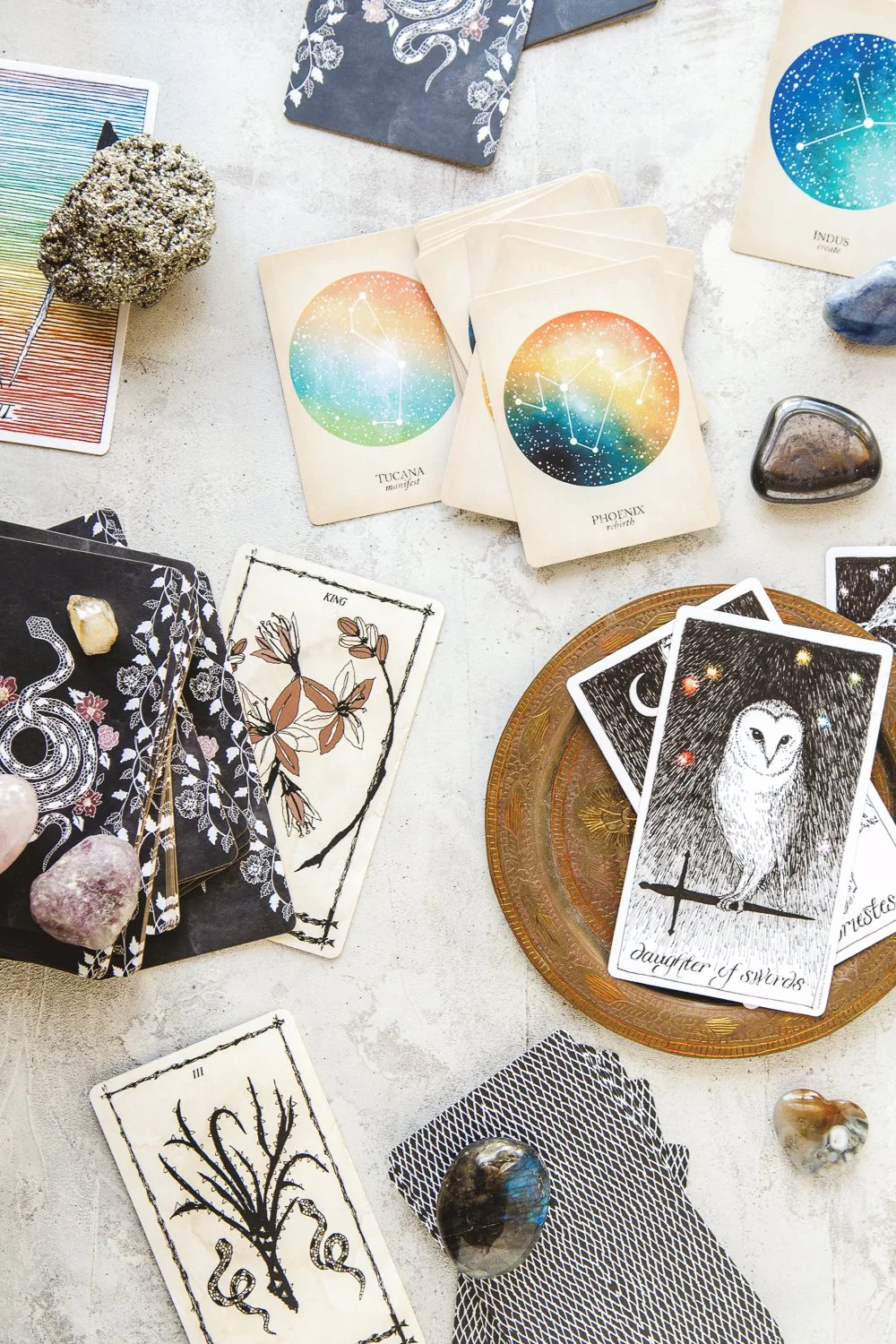 oracle and tarot cards image