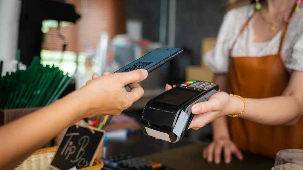 should a guy always pay in a relationship