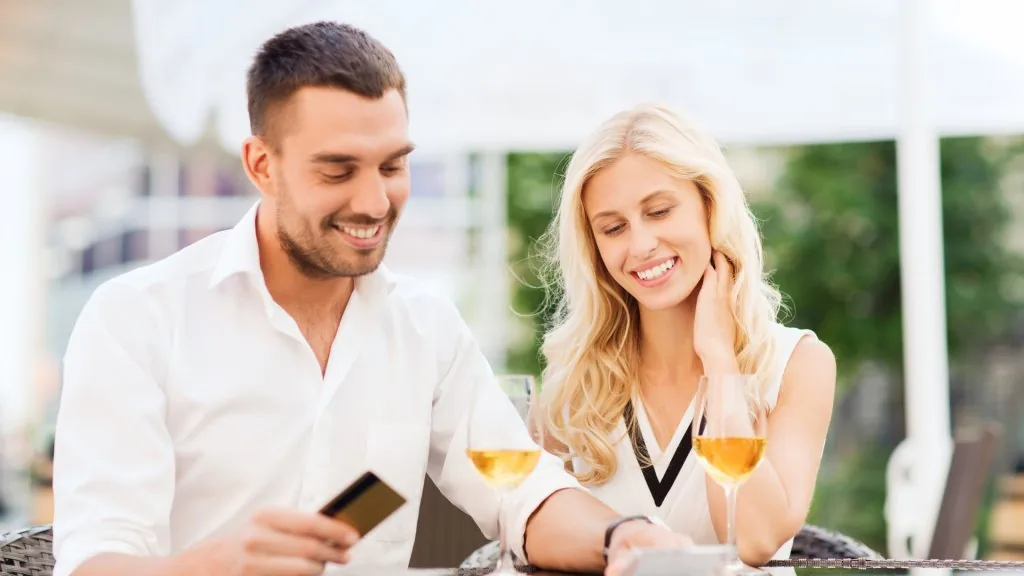 should a guy always pay in a relationship